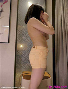 《含紧一点H边做边走女女视频》